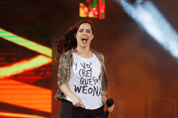 Natalia Valdebenito en el Festival de Viña con la polera que dice "y vo' creí que soy weona".