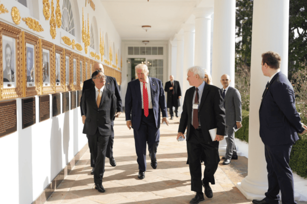 Gustavo Petro y Donald Trump caminando por la Casa Blanca.