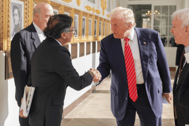 Gustavo Petro y Donald Trump caminando por la Casa Blanca.