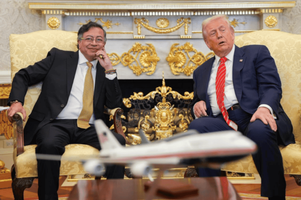 Gustavo Petro y Donald Trump sentados en uno de los sillones de la Casa Blanca.