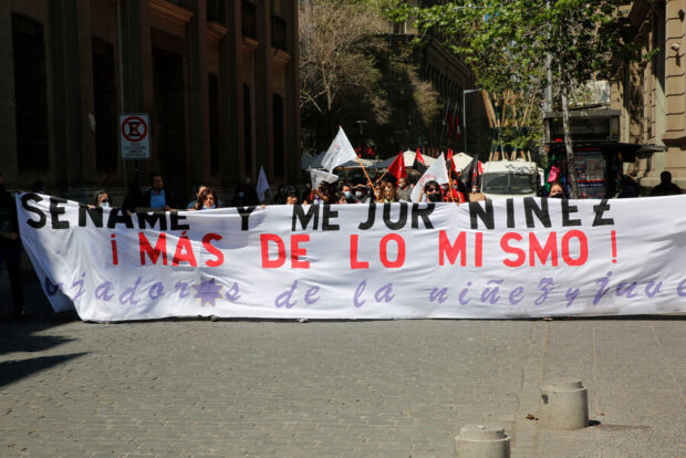 Grupo de personas manifestándose en contra del Sename en Chile.