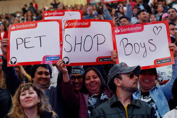 Fanáticos de Pet Shop Boys en la Quinta Vergara con un cartel alusivo a la banda.