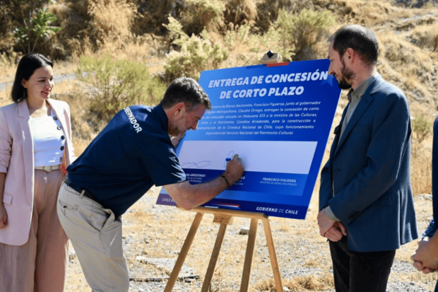 Autoridades oficializando la entrega de la concesión del nuevo terreno para la Cineteca Nacional.