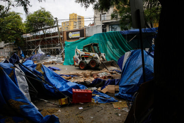 Segunda Jornada de retiro de toldos azules en Barrio Meiggs en la comuna de Santiago para evitar el comercio informal Trabajo de recoleccion de basura. Foto: Diego Martin/Aton Chile.