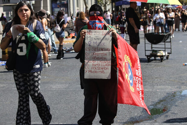 Mujeres marchan con carteles y disfraces por la Alameda durante la conmemoracion del dia internacional de la mujer 2026. Foto: Aton Chile.