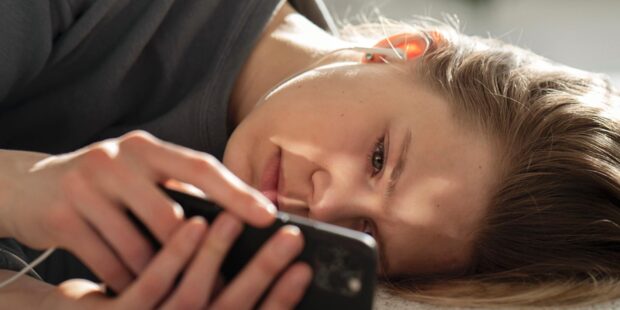 Adolescente usando el celular.