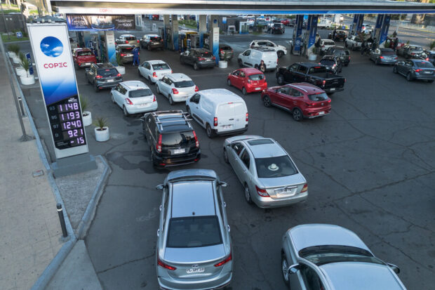 Aglomeración de autos cargando combustible en una estación de servicio COPEC, tras anuncio de alza del precio de la bencina.