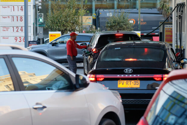 Aglomeración de autos cargando combustible en una estación de servicio Shell.