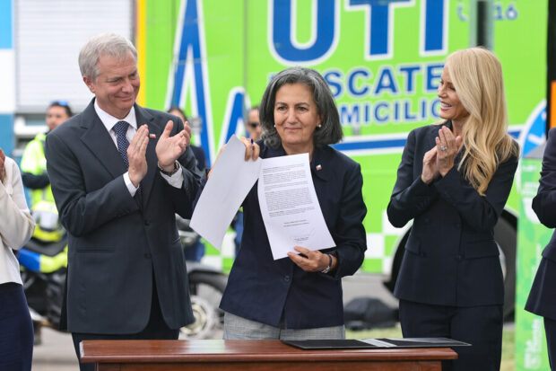 Presidente José Antonio Kast y la ministra de Salud, May Chomalí, encabezan firma del decreto que activa la Alerta Sanitaria por Emergencia de Salud Pública asociada a las Listas de Espera Oncológicas No GES y Garantías de Oportunidad GES retrasadas. Foto: Aton.
