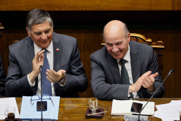Claudio Alvarado y Jorge Quiroz sentados sonriendo y aplaudiendo.