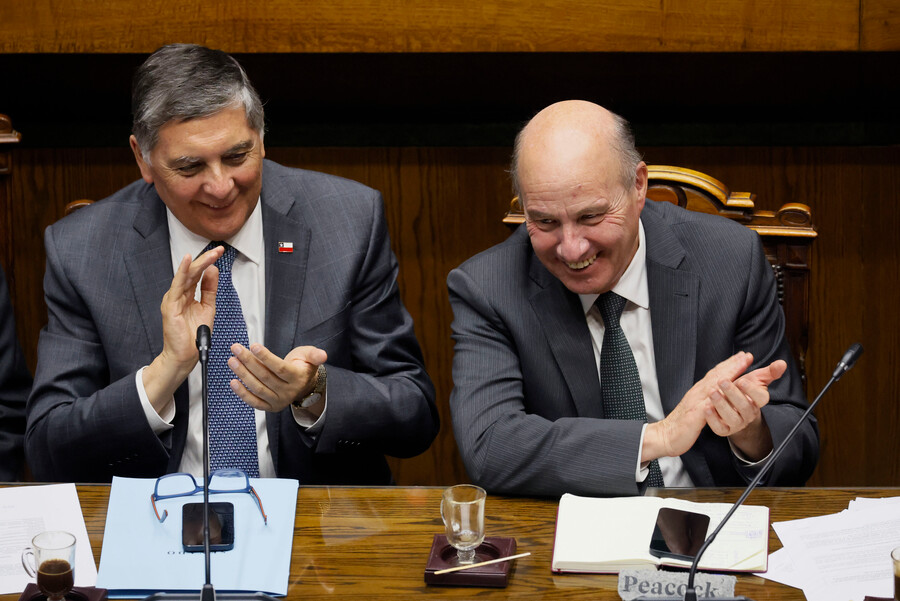 Claudio Alvarado y Jorge Quiroz sentados sonriendo y aplaudiendo.