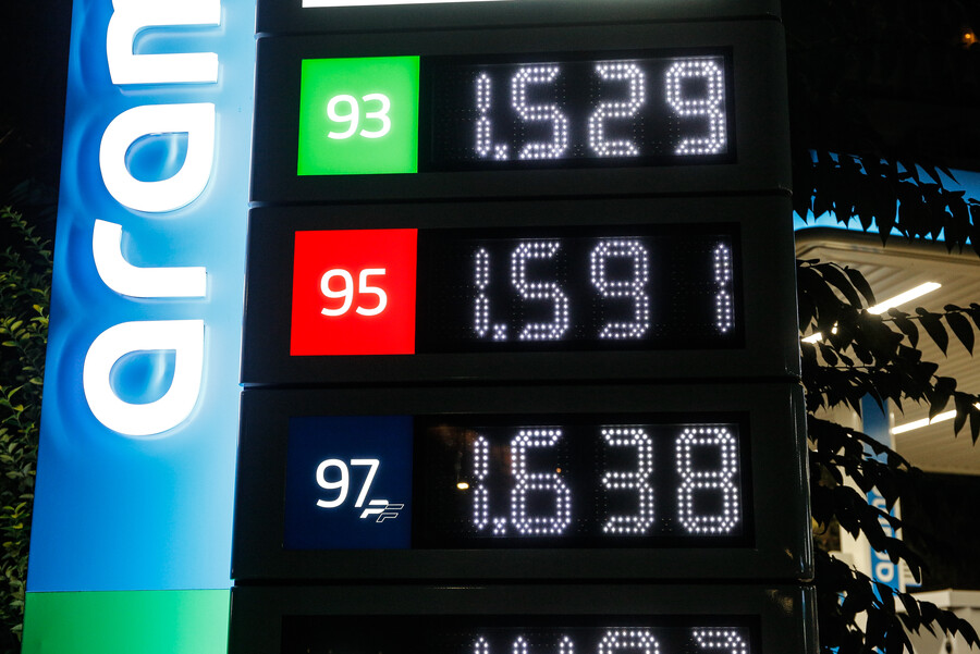 Pantalla de Aramco que muestra los precios de la gasolina 93, 95 y el Diesel.