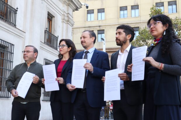 Los diputados (de izquierda a derecha) Boris Barrera (PC), Gael Yeomans (FA), Luis Cuello (PC), Juan Santana (PS) y Daniela Serrano (PC) sosteniendo una carta mientras posan para una foto.