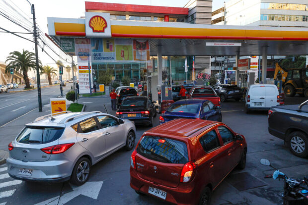 Aglomeración de autos cargando combustible en una estación de servicio Shell.