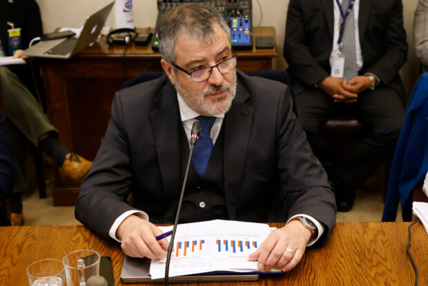 El director nacional de Fonasa, Camilo Cid, durante la comision de Salud del Senado Sebastian Cisternas/Aton Chile.