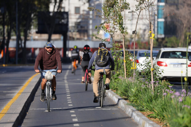 Ciclistas en ciclovía Alameda-Providencia.