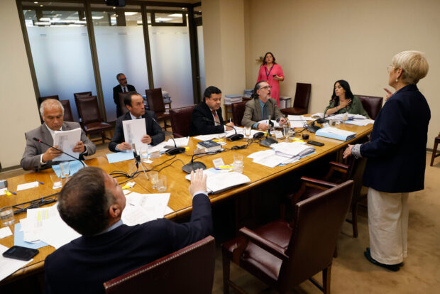 Comisión de Constitución debatiendo reforma a las SADP. Sebastian Cisternas/Aton Chile 