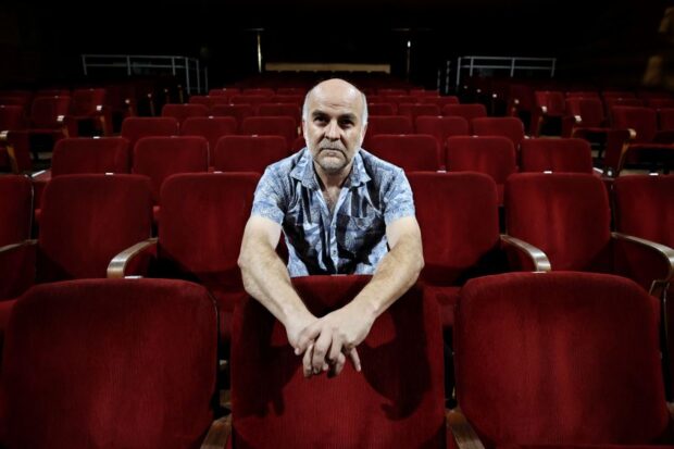 Cristian Keim, director del Teatro Nacional Chileno sentado en las butacas de la sala Antonio Varas.