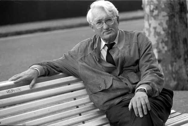 Habermas, a la derecha, permanece en el podio tras su discurso mientras es aplaudido por Gerhard Schröder, en Fráncfort (Alemania) en 2001