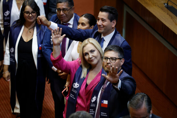 Diputados del Partido de la Gente saludan a la cámara.