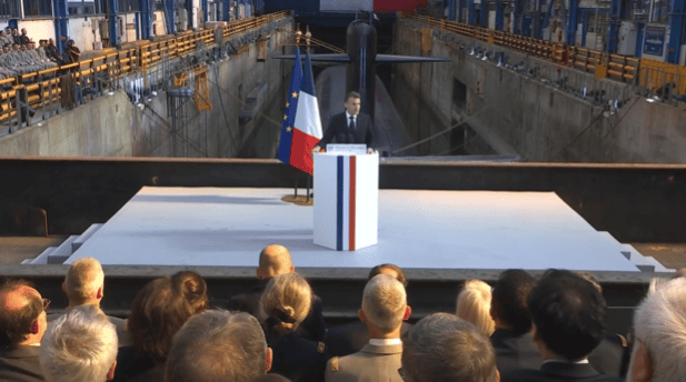 Discurso de Emmanuel Macron con el submarino nuclear de fondo. Vía X@EmmanuelMacron