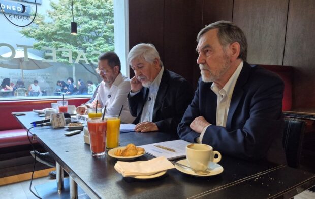 En el Centro Cultural La Moneda, economistas y exautoridades presentaron el documento “El país que recibe el ministro de Hacienda: la falacia de la emergencia económica”.