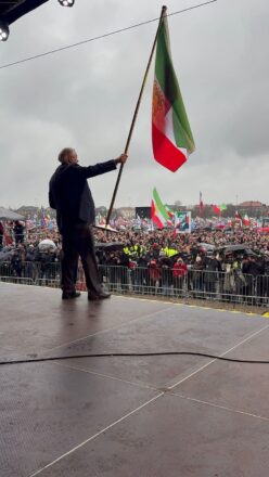 El congresista republicano, Lindsey Graham, portando la bandera de Irán con el simbolo del sol y el león, símbolo de la monarquía Pahlavi en una manifestación en Munich, Alemania. Vía X@LindseyGrahamSC