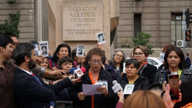 Engracia Palominos, lee declaración a la prensa frente al monumento de Salvador Allende.