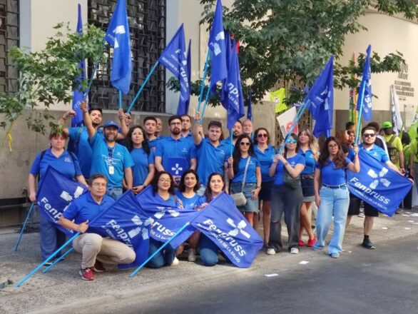 Representantes de la Federación Nacional de Trabajadores de la Salud (FENPRUSS), se manifiestan frente al Ministerio de Salud. 