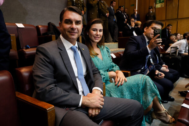 Flavio Bolsonaro durante la ceremonia de cambio de mando presidencial, realizada en el Salón de Honor del Congreso Nacional.