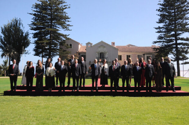 El Presidente José Antonio Kast participa en la fotografía oficial junto a su gabinete ministerial, en el Palacio Presidencial de Cerro Castillo en Viña del Mar. 
