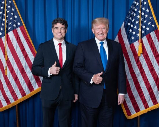 Joe Kent ex Jefe del departamento de Contraterrorismo de Estados Unidos junto a Donald Trump. Vía X@joekent16jan19