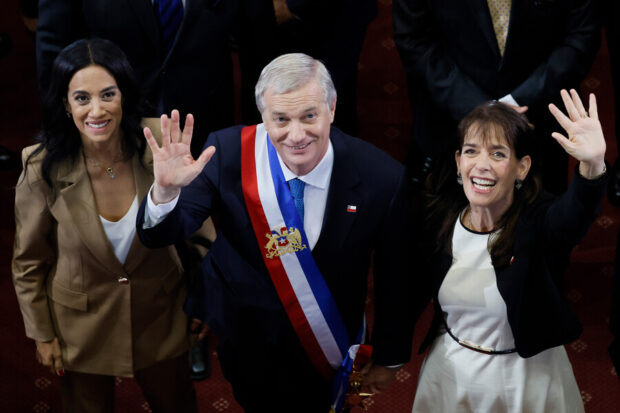 El Presidente José Antonio Kast junto a su esposa María Pía Adriasola y la presidenta del Senado, Paulina Núñez.