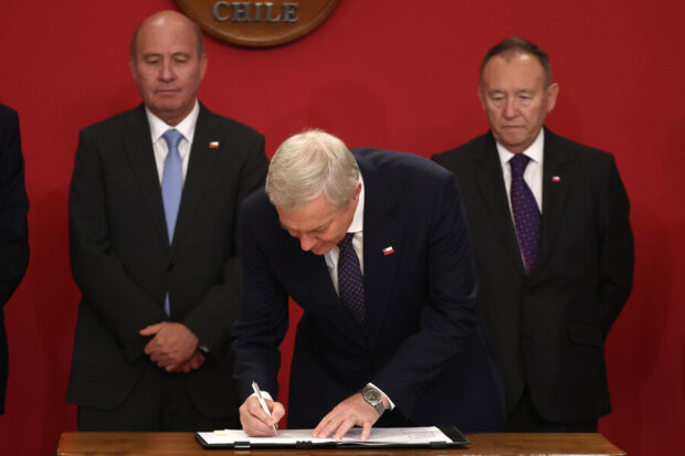 Presidente José Antonio Kast firma Ley de Emergencia Energética, Chile Sale Adelante.