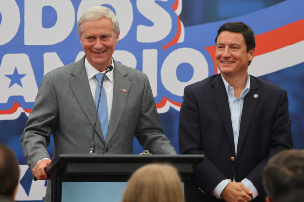 El presidente José Antonio Kast junto al senador y timonel del Partido Republicano, Arturo Squella. 