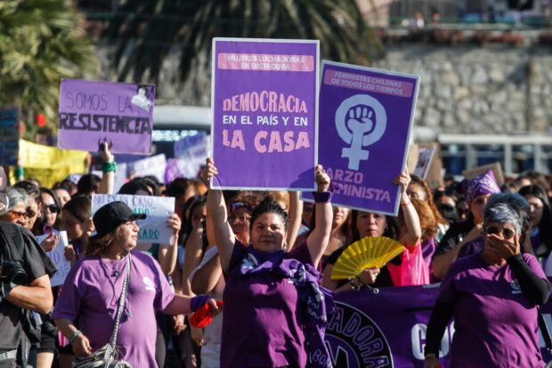 Mujeres marchando en Valparaíso en el contexto del 8M.