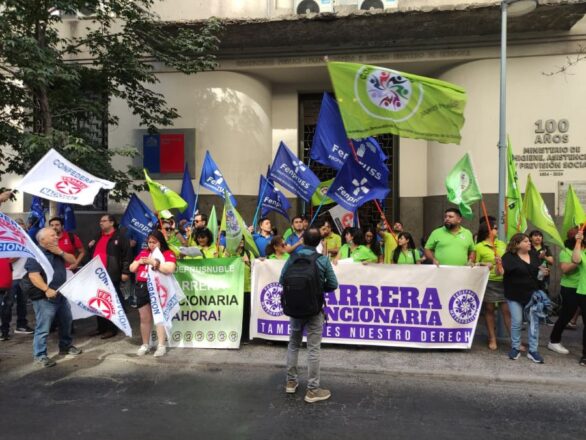 Dirigentes y trabajadores de la salud centralizada se manifestaron frente al Ministerio de Salud para denunciar el incumplimiento del Gobierno en el avance de la carrera funcionaria.