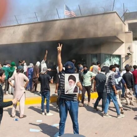Manifestantes pro régimen iraní, entrando al consulado de Estados Unidos en Pakistán. Uno de los manifestante chiítas porta una foto del Ayatolá Alí Jamenei. Vía X@ali_naka