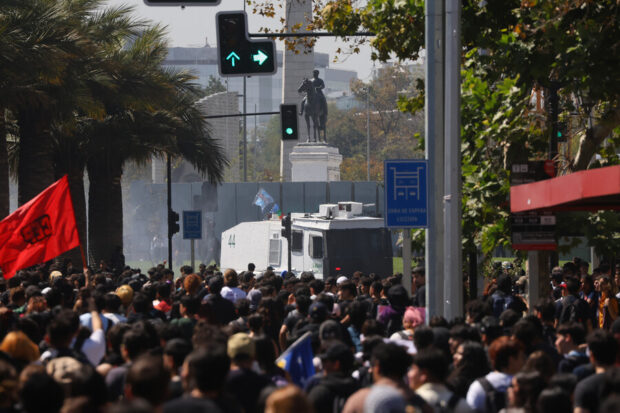 Marcha estudiantil en rechazo a las medidas anunciadas por el Gobierno. Jonnathan Oyarzun/Aton Chile.