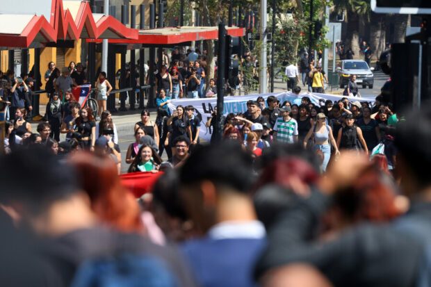 Marcha estudiantil en rechazo a las medidas anunciadas por el Gobierno. Jonnathan Oyarzun/Aton Chile.