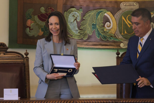 María Corina Machado recibe la llaves de Santiago de parte del alcalde de la comuna, Mario Desbordes. 