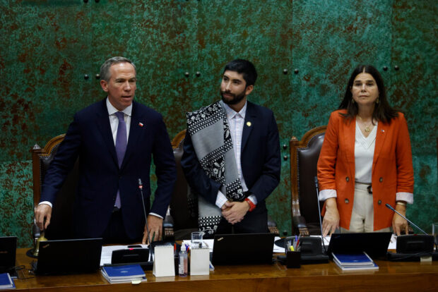 Nueva mesa de la Cámara de Diputadas y Diputados: (De izquierda a derecha) Jorge Alessandri, presidente de la Corporación; Felipe Camaño, vicepresidente; y Ximena Ossandón. segunda vicepresidenta. 