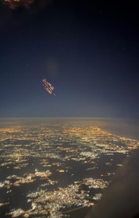 Misiles balisticos iraníes cayendo sobre Israel, foto tomada por un piloto israelí desde la cabina. Vía X@OrHeller