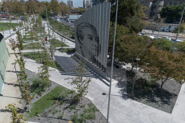 Monumento a Gabriela Mistral, llamado Lucila y ubicado en la Plaza Baquedano. 