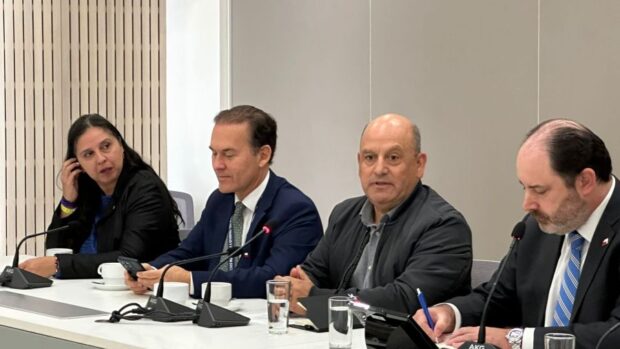 Presidente de la Central Unitaria de Trabajadores, José Manuel Díaz, mantiene una reunión junto al ministro del Trabajo, Tomás Rau. 