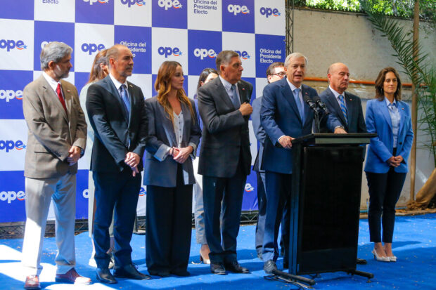 Presidente electo José Antonio Kast, encabeza punto de prensa junto a varios de sus ministros designados detrás de él.