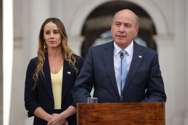 Punto de prensa del ministro de Hacienda, Jorge Quiroz, junto a la vocera de Gobierno, Mara Sedini.