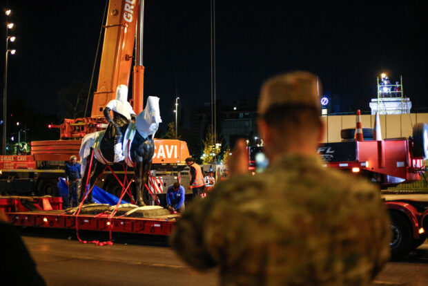 Retorno de la estatua del general Baquedano a plaza Italia.