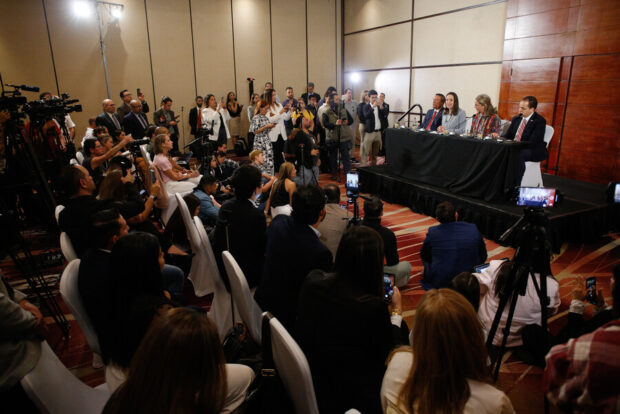 La dirigenta venezolana María Corina Machado, en una rueda de prensa sentada en una mesa de mantel negro frente a decenas de periodistas y camarógrafos