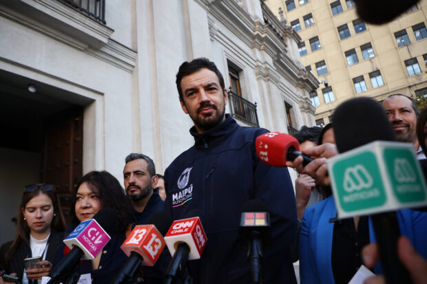 Alcalde de Maipú, Tomás Vodanovic, rodeado de micrófonos de distintos medios de comunicación.